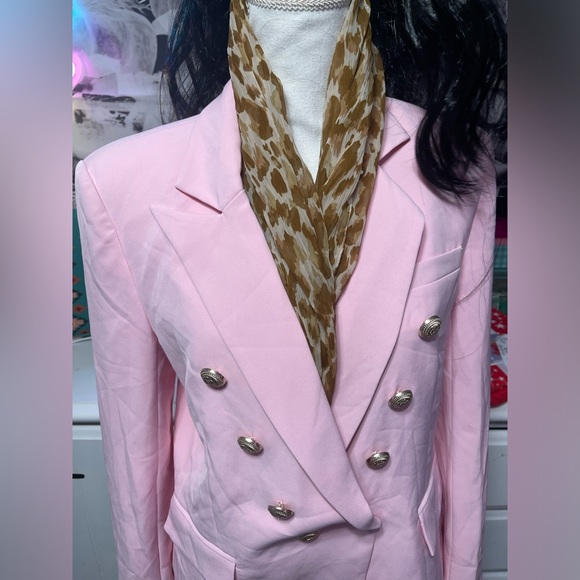 Tailored Pink Blazer with Gold Embossed Buttons, Notch Lapel - Picture 6 of 8